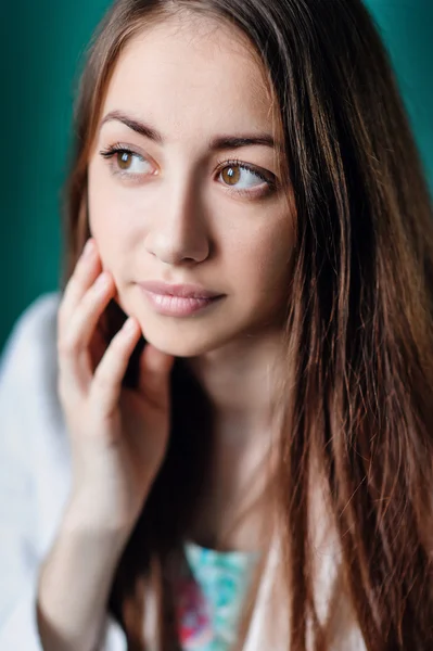 Schöne Frau schaut durch ein Fenster — Stockfoto