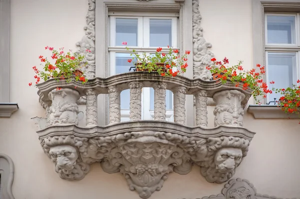 Krásný balkon v klasickém stylu s květinami — Stock fotografie