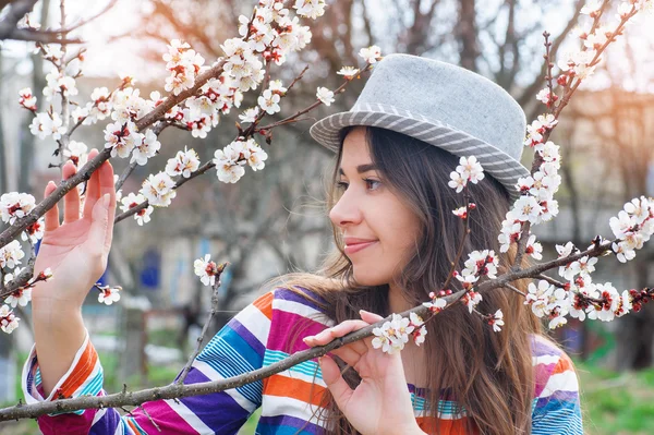 Young naturally beautiful woman near the blooming tree in spring time. — Stock Photo, Image