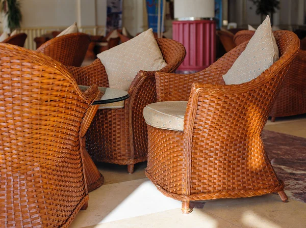 Cadeiras de madeira marrom com almofadas no lobby — Fotografia de Stock