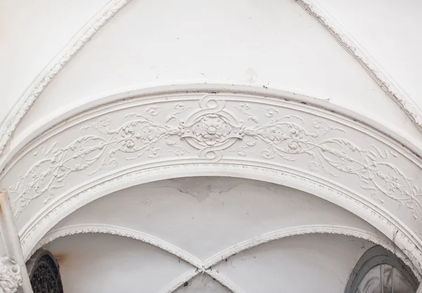 Witte architecturale boog bij de ingang van de kerk — Stockfoto