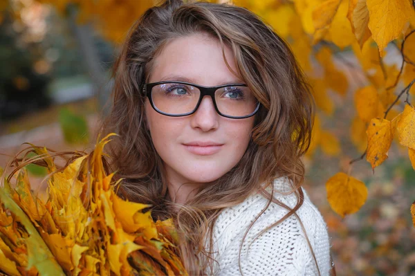 Hermosa mujer con gafas pasea en el parque de otoño —  Fotos de Stock