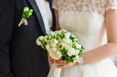 Gelin ve damat gelin buketi tutmak