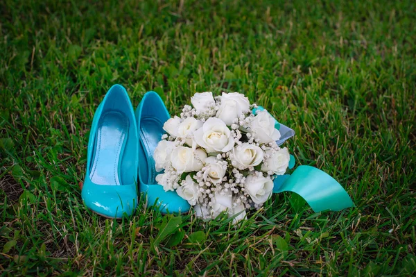 Chaussures turquoise mariée et bouquet de mariage blanc sur l'herbe — Photo