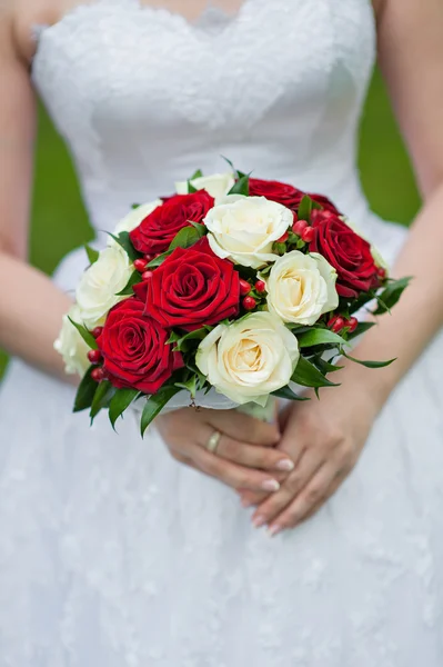 新娘手持一个美丽的婚礼花束 — 图库照片