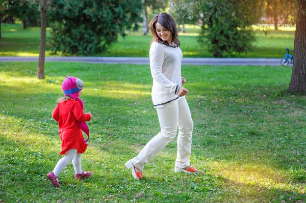 Maman et petite fille marchant dans le parc d'été — Photo