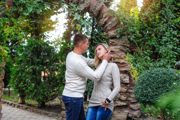 Romanttinen pari rakastunut kävely kesäpuistossa — kuvapankkivalokuva