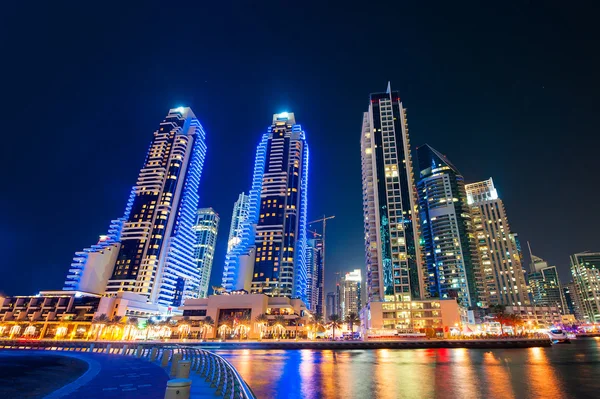 DUBAI, UAE - November 30, 2013: A skyline view of Dubai Marina s — Stock Photo, Image