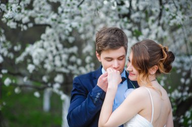 Gelin ve damat stand yakınındaki bir çiçekli ağaç bahar bahçe