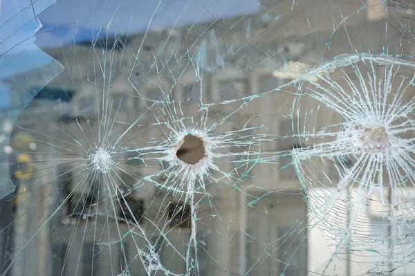 Einschusslöcher im Schaufenster eines Geschäfts in Dnepropetrowsk — Stockfoto