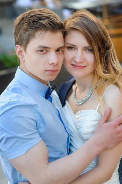 Portrait of the groom in a blue shirt and bride — Stock Photo, Image