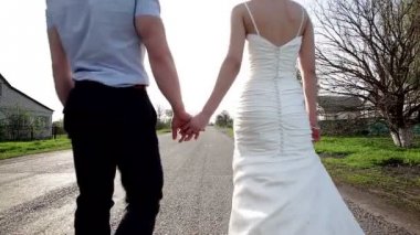 Gelin ve damat uzak yolda