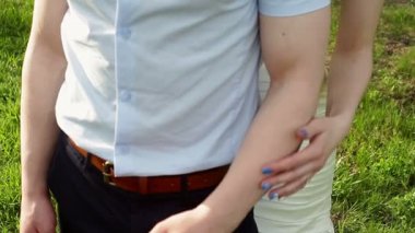 Yavaşça bahar bahçe içinde pazı damadın okşayarak gelin