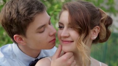 Damat gelini yeşil yaprakları bir arka plan üzerinde baharda kisses