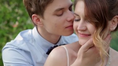 Damat gelini yeşil yaprakları bir arka plan üzerinde baharda kisses