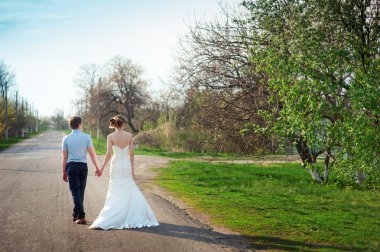 damat ile gelini yolda yürürken