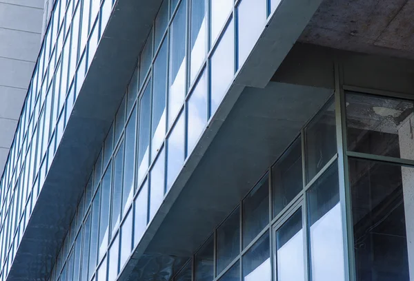 Hermoso edificio moderno de gran altura — Foto de Stock