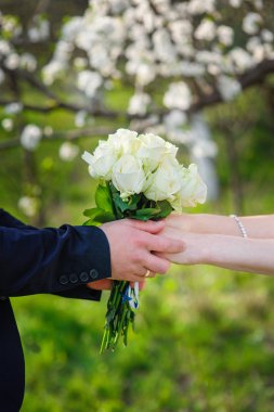 damat gelini güzel düğün buket verir.