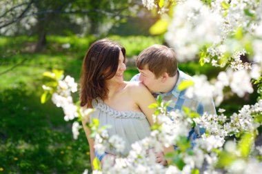 adam bir kadının omuz bir bahar bahçe kisses