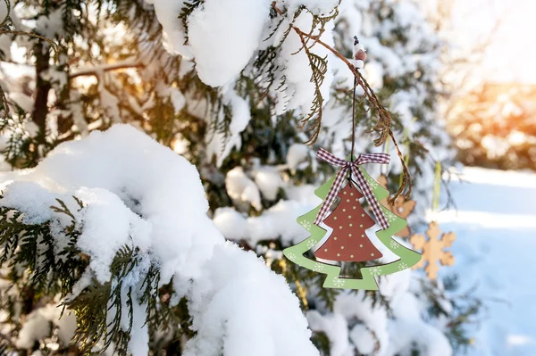 Hermoso juguete de Navidad en un árbol cubierto de nieve en invierno — Foto de Stock