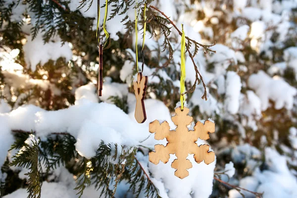 在冬天的白雪覆盖树上漂亮的圣诞玩具 — 图库照片