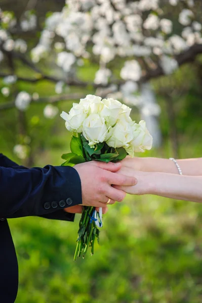 Groom gives his bride a beautiful wedding bouquet — Stock Photo, Image