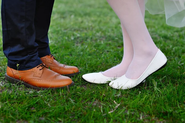 Legs bridal groom wearing shoes — Stock Photo, Image