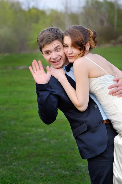 Novia y novio caminando sobre la naturaleza — Foto de Stock