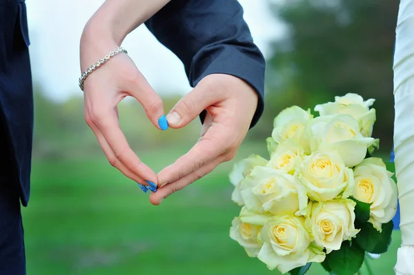 Dos manos forman un corazón con sus dedos — Foto de Stock