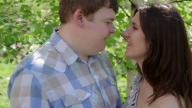 Mutlu çift ayakta yakınındaki birch bahar sevgi dolu