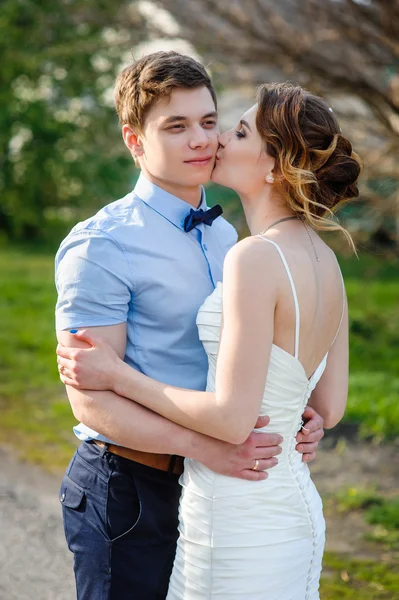 Bruid en bruidegom op wedding dag buiten lopen op Lente in groen park — Stockfoto