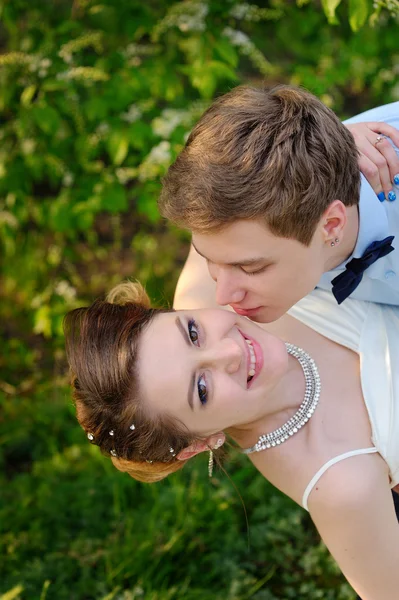 Bruid en bruidegom op wedding dag buiten lopen op Lente in groen park — Stockfoto