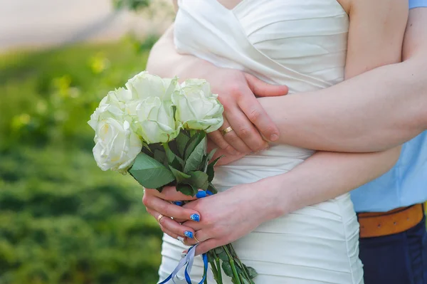 Gelin ve damat bahar Parkı sarılma içinde — Stok fotoğraf