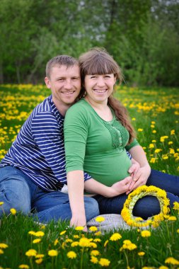 Baharda Sarı çiçekli çayır üzerinde yürüyen genç aile