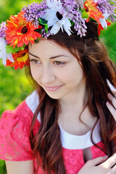 Schöne Frau im Kranz geht Frühling — Stockfoto