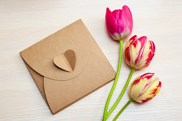 Tulipanes y cajas con regalos sobre fondo blanco — Foto de Stock