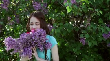 Leylak kokulu bahar parkta yürüyen güzel kadın