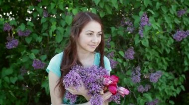 Leylak kokulu bahar parkta yürüyen güzel kadın