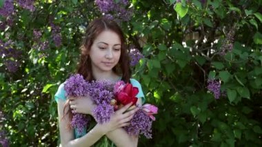 Leylak kokulu bahar parkta yürüyen güzel kadın