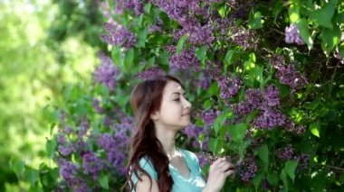 Genç kadınlar dışarıda park leylak ağacı içinde yürüyüş