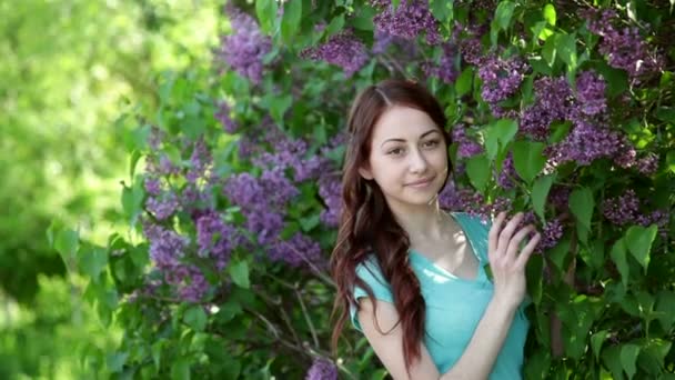 Jonge vrouwen lopen buiten in een boom park Lila — Stockvideo