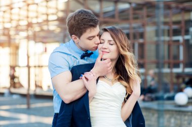 mutlu gelin ve damat spring adlı şehirde yürüyüş