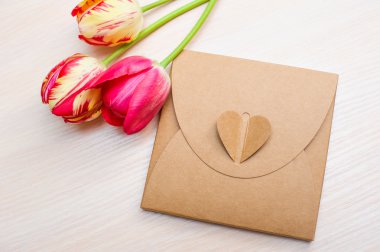 Lale ve beyaz zemin üzerine hediye kutuları