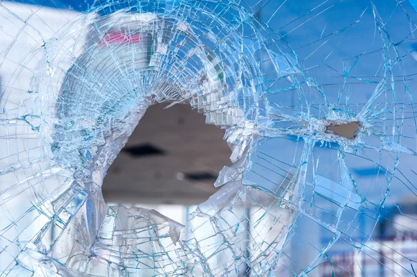 Trous de balle dans la fenêtre d'un magasin — Photo