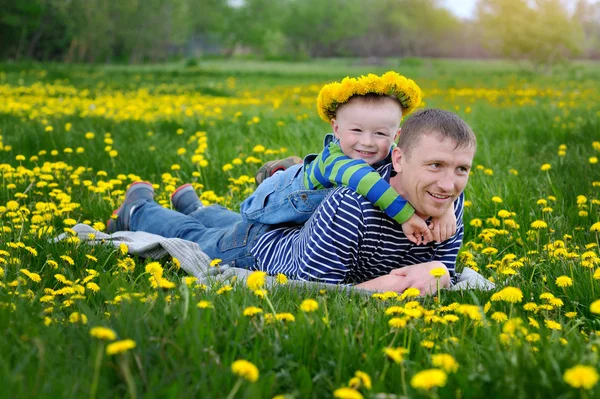 Padre caminando con su hijo en una floreciente pradera de primavera —  Fotos de Stock