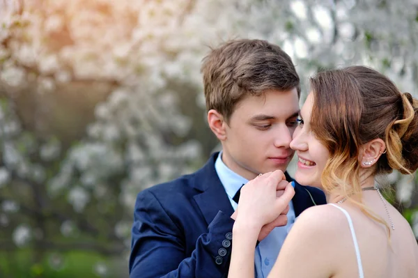 Nevěsta a ženich v kvetoucí jarní zahrada — Stock fotografie