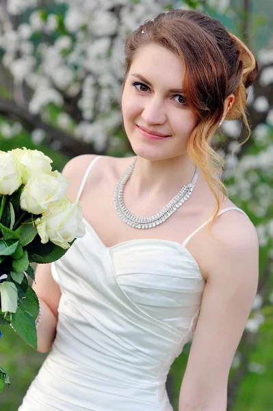 Piękny bukiet kwiatów w ręce ślubny panny młodej — Zdjęcie stockowe