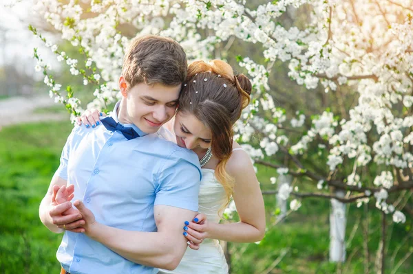 Gelin Damat çiçek açması bahar bahçe kucaklayan — Stok fotoğraf