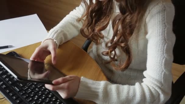 Mujer en la oficina en el ordenador escribiendo en el teclado — Vídeo de stock