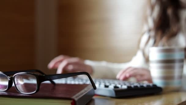 Frau im Büro am Computer tippt auf die Tastatur — Stockvideo